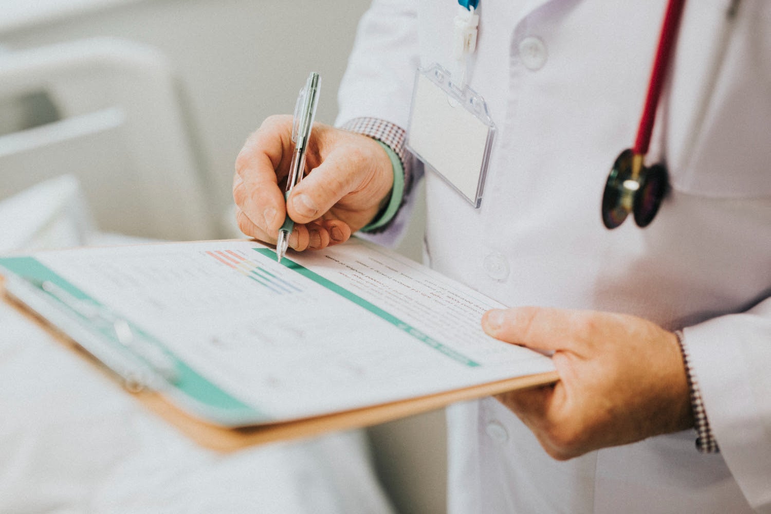 Médicos brasileiros buscam reconhecimento fora do país em meio a debate sobre ensino médico 1