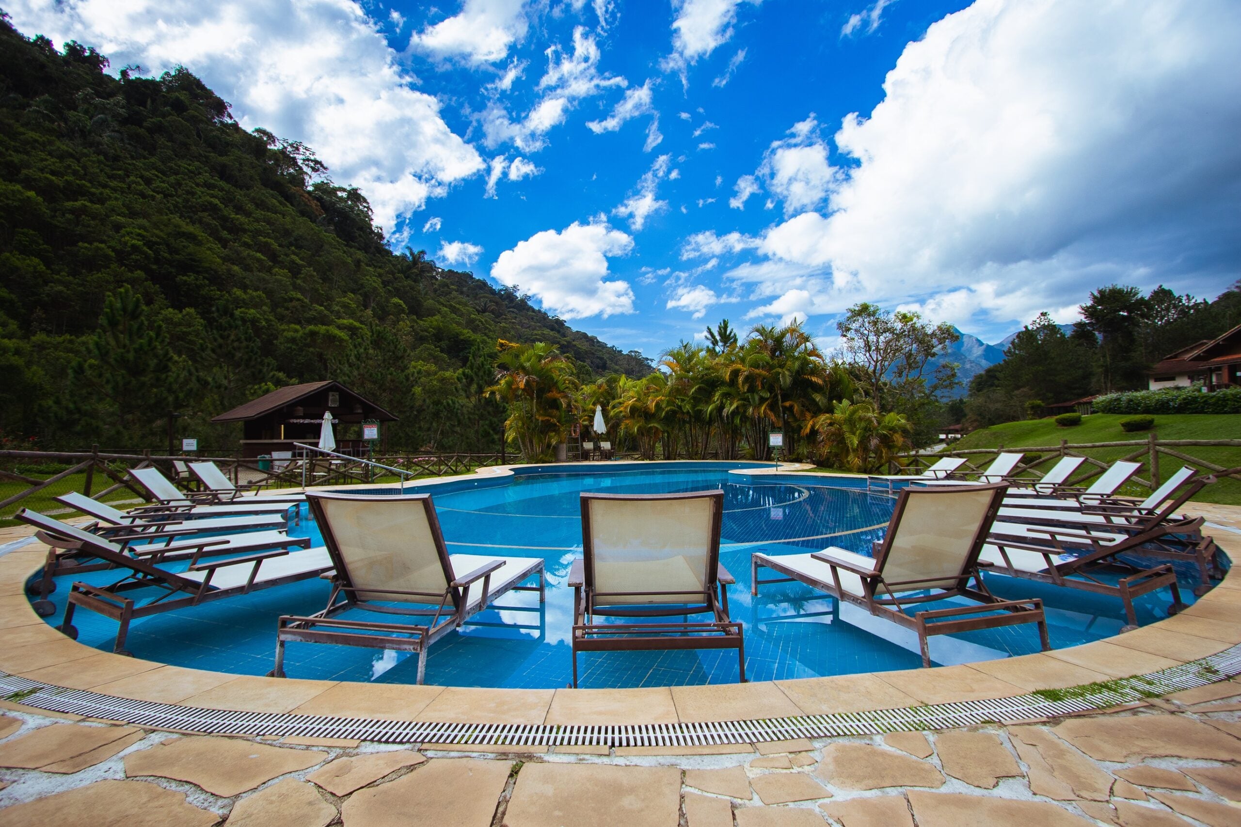 Le Canton oferece experiências exclusivas na Fazenda Suíça com open bar na área da piscina e happy hour com música ao vivo 1