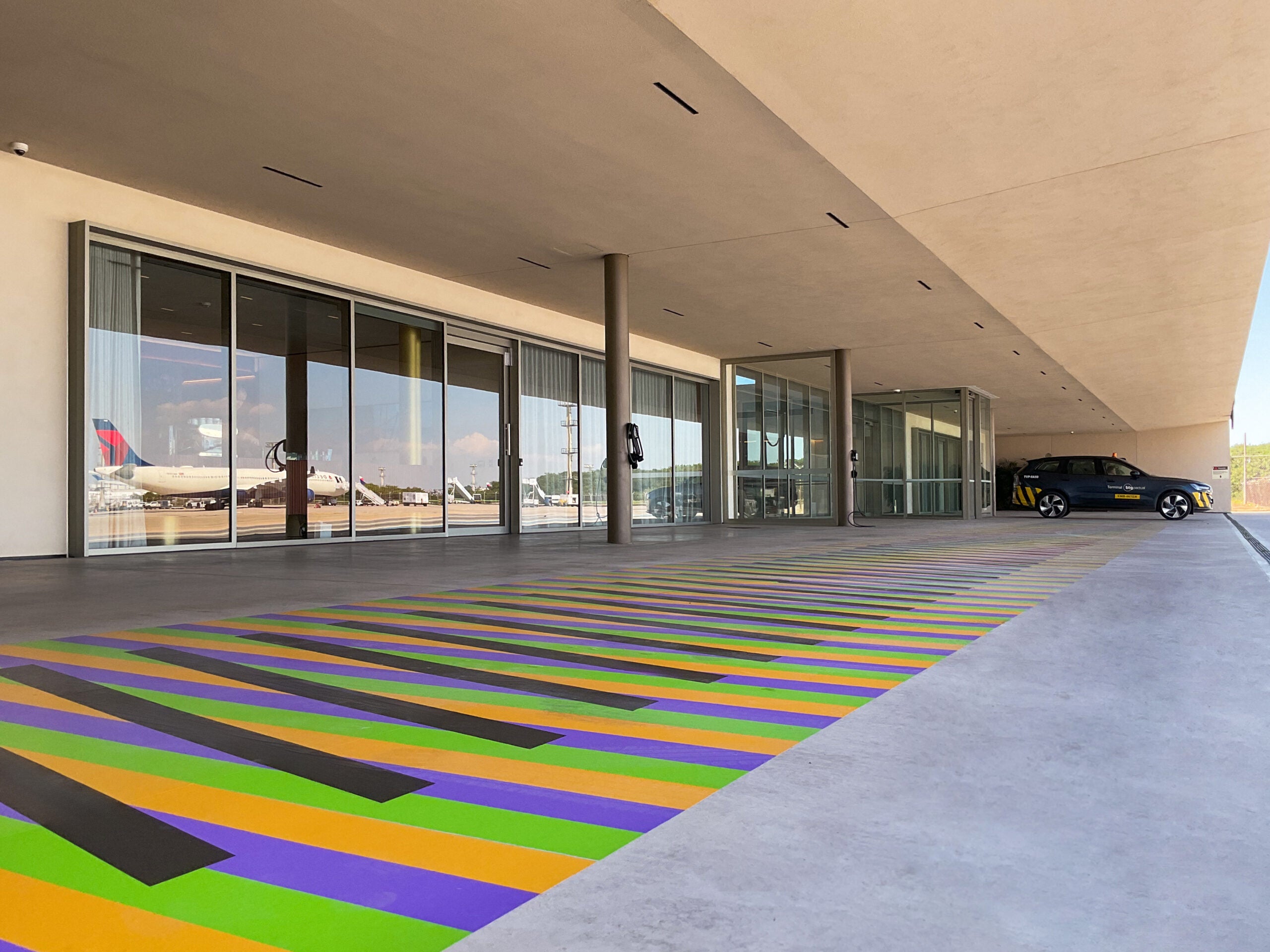 Arte cinética de Carlos Cruz-Diez transforma experiência de viagem no Terminal BTG Pactual 2 Arte cinética de Carlos Cruz-Diez transforma experiência de viagem no Terminal BTG Pactual 1