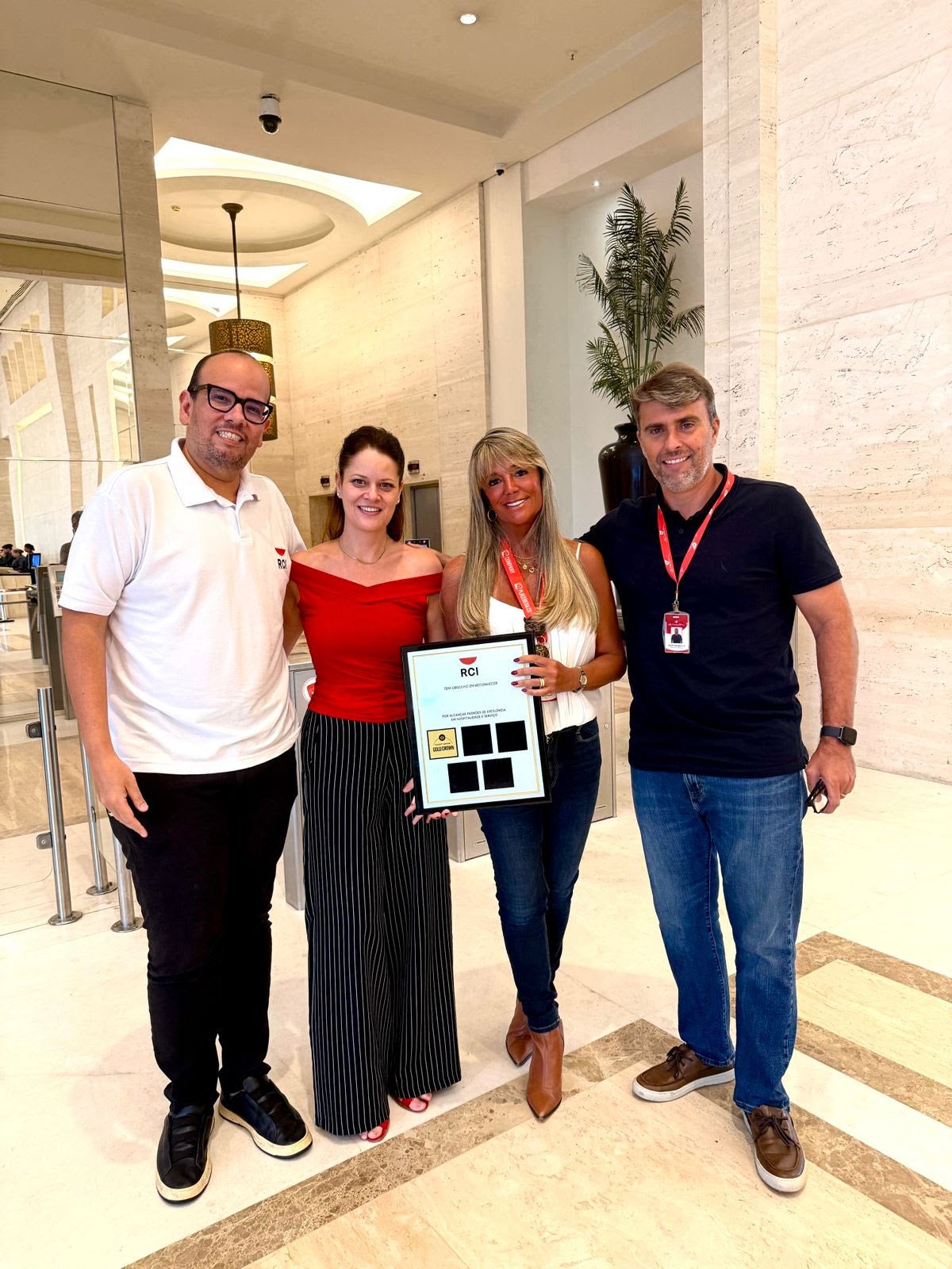 Mônica Paixão recebe placa comemorativa do RCI Gold Crown 2026 2 Mônica Paixão recebe placa comemorativa do RCI Gold Crown 2026 1