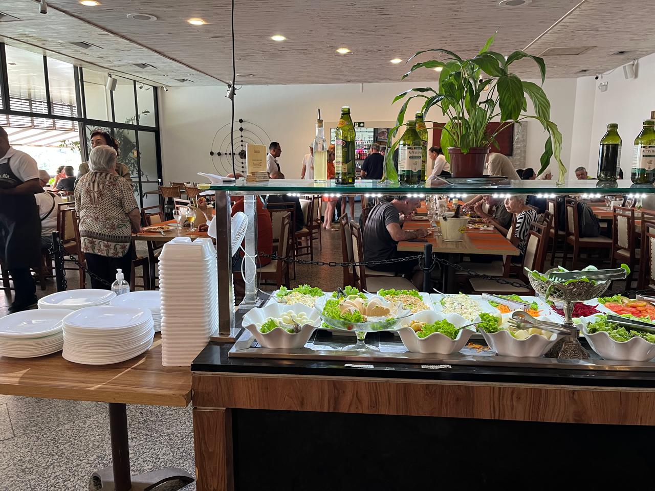 Vista geral do agradável restaurante no Minas II, localizado no bairro Mangabeiras, frequentado por sócios e público geral.
