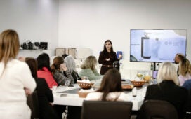 Grupo Mulheres do Brasil em Franca durante visita à fábrica da Harus
