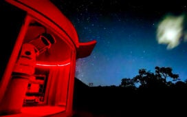 Astroturismo na Chapada dos Veadeiros com céu estrelado e Via Láctea