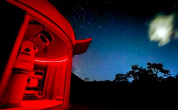 Astroturismo na Chapada dos Veadeiros com céu estrelado e Via Láctea