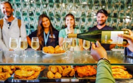 Turistas degustam vinhos em uma das cidades gastronômicas da Europa