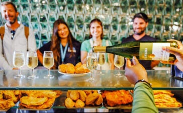 10 cidades gastronômicas mais procuradas da Europa 3 Turistas degustam vinhos em uma das cidades gastronômicas da Europa