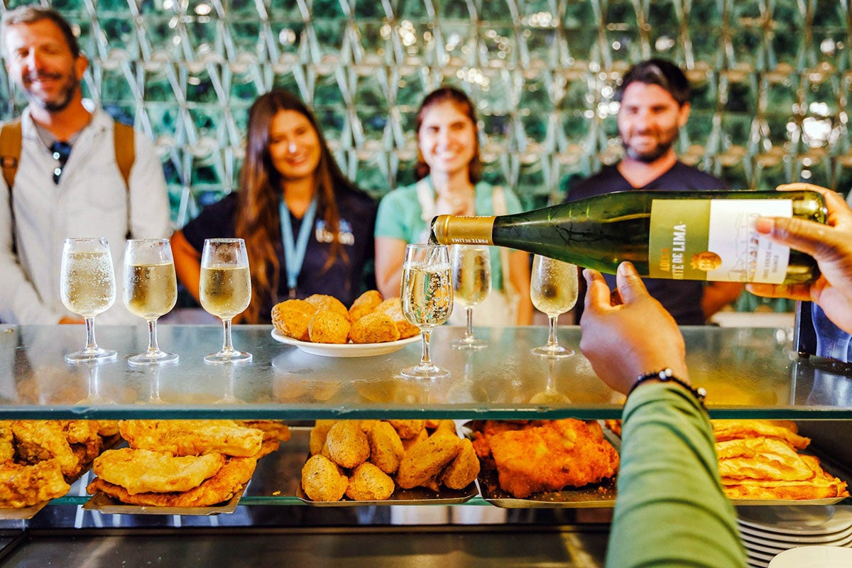 10 cidades gastronômicas mais procuradas da Europa 1 Turistas degustam vinhos em uma das cidades gastronômicas da Europa
