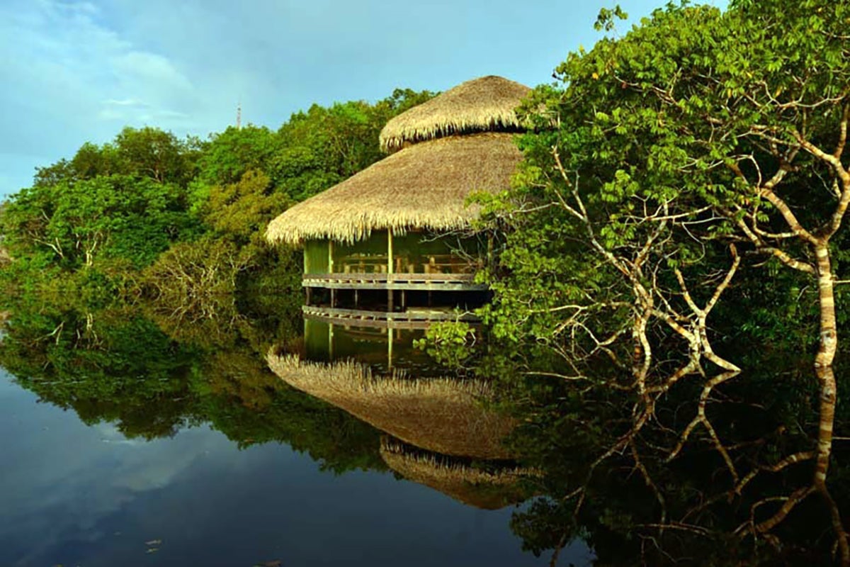 Juma Amazon Lodge com bangalôs sobre palafitas na Amazônia