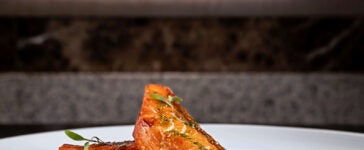 Salmão grelhado com ervas do almoço de Dia dos Pais no Windsor Excelsior