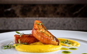 Salmão grelhado com ervas do almoço de Dia dos Pais no Windsor Excelsior