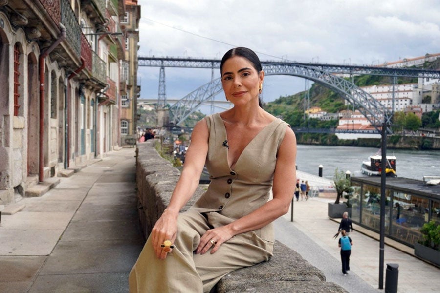 Lígia Vargas durante gravação de Fora do Mapa na cidade do Porto, em Portugal