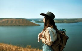 Viajantes conhecem a cultura local em destinos alternativos menos movimentados