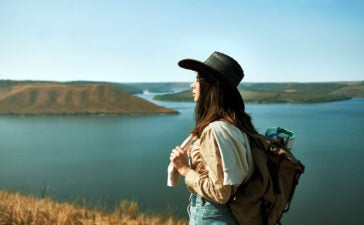 Viajantes conhecem a cultura local em destinos alternativos menos movimentados