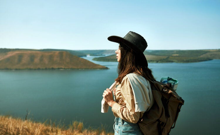 Viajantes conhecem a cultura local em destinos alternativos menos movimentados