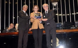 Luis Pires, Damares Alves e Antônio Claret Guerra durante homenagem da Abrajet Nacional no Senado