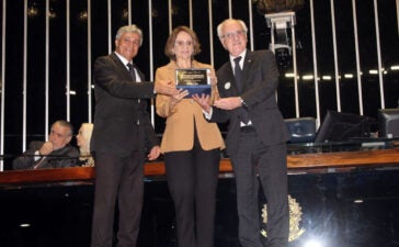 Luis Pires, Damares Alves e Antônio Claret Guerra durante homenagem da Abrajet Nacional no Senado