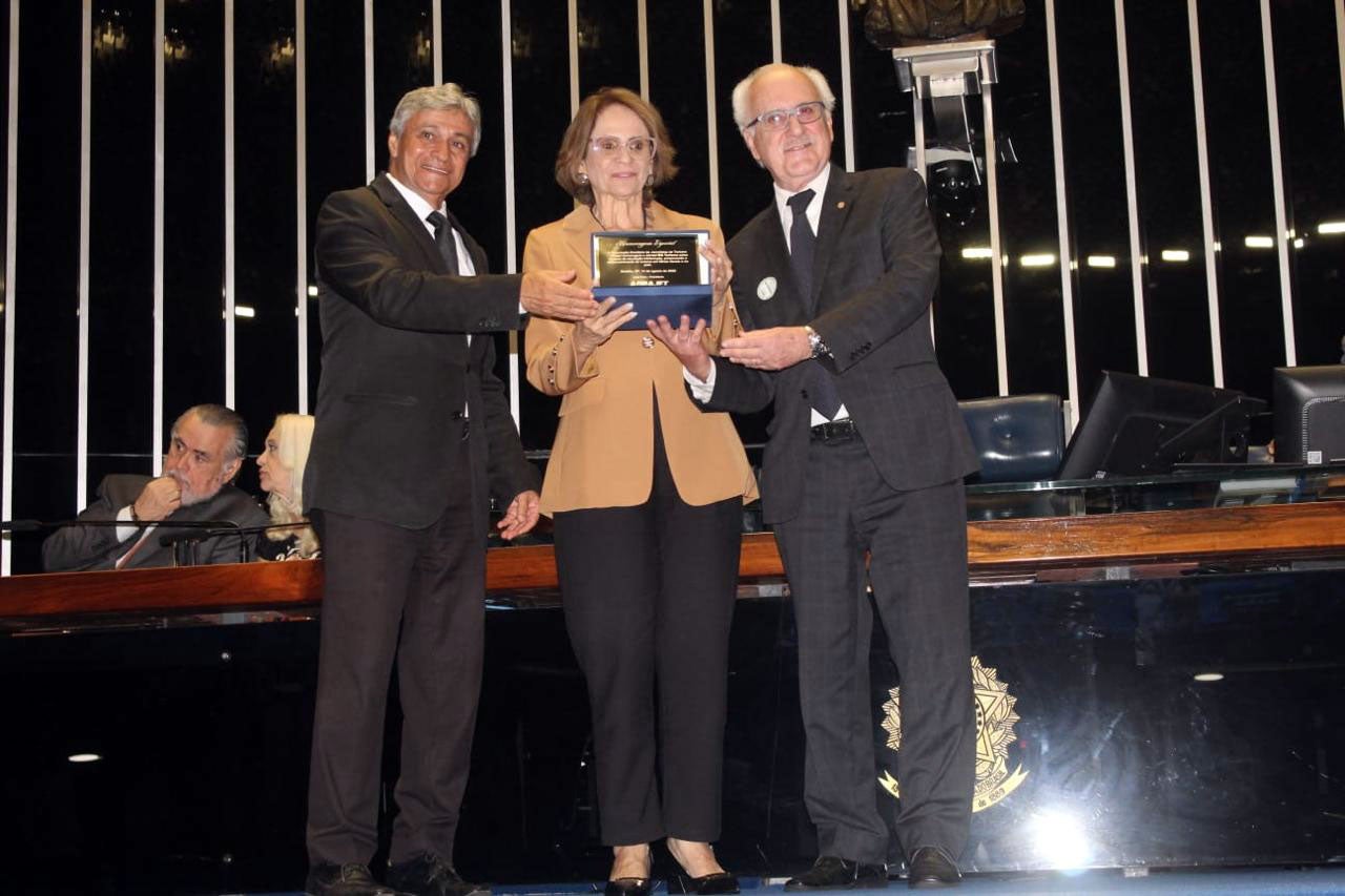 Luis Pires, Damares Alves e Antônio Claret Guerra durante homenagem da Abrajet Nacional no Senado