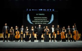 Orquestra da Rede Batista de Educação durante apresentação com maestro à frente dos músicos