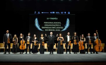Orquestra da Rede Batista de Educação durante apresentação com maestro à frente dos músicos