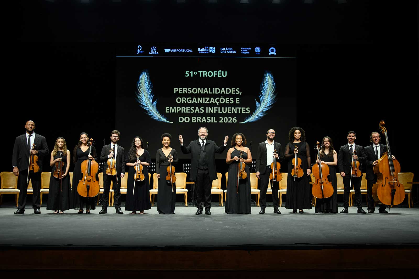 Orquestra da Rede Batista de Educação durante apresentação com maestro à frente dos músicos
