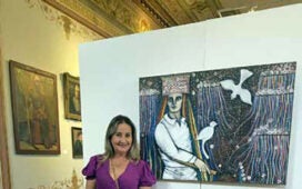 Trajetória artística de Adriana Coimbra em exposição ao lado de uma de suas obras
