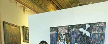 Trajetória artística de Adriana Coimbra em exposição ao lado de uma de suas obras