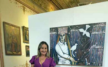 Trajetória artística de Adriana Coimbra em exposição ao lado de uma de suas obras