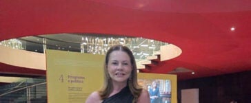 Ana Helena Malheiros recebe Palma de Ouro Brasil no Palácio das Artes, em Belo Horizonte