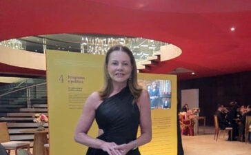 Ana Helena Malheiros recebe Palma de Ouro Brasil no Palácio das Artes, em Belo Horizonte