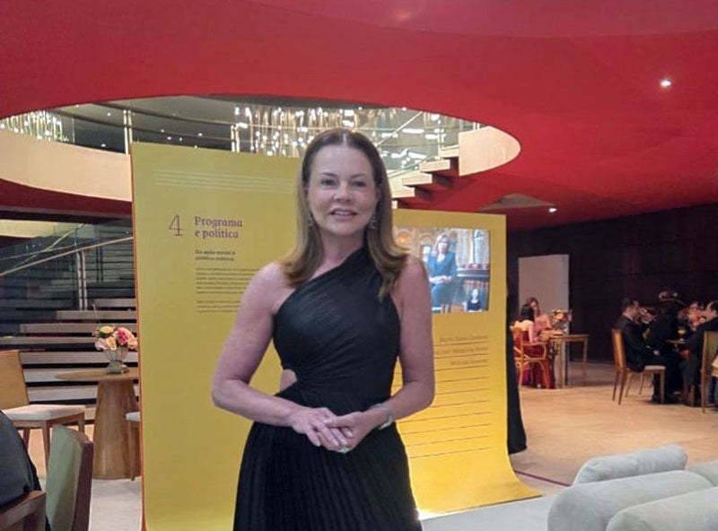 Ana Helena Malheiros recebe Palma de Ouro Brasil no Palácio das Artes, em Belo Horizonte