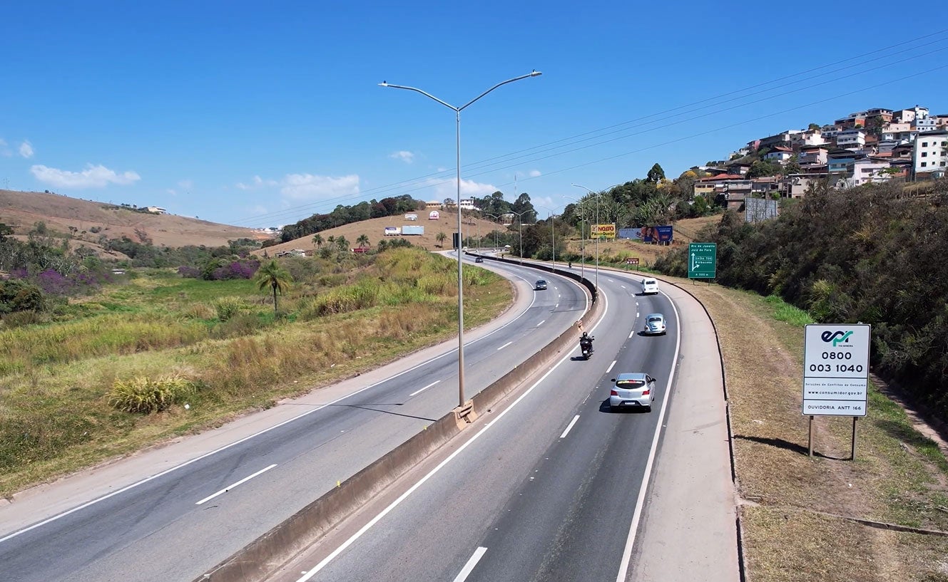 BR-040 no feriado da Independência em trecho de pista dupla com veículos em Minas Gerais