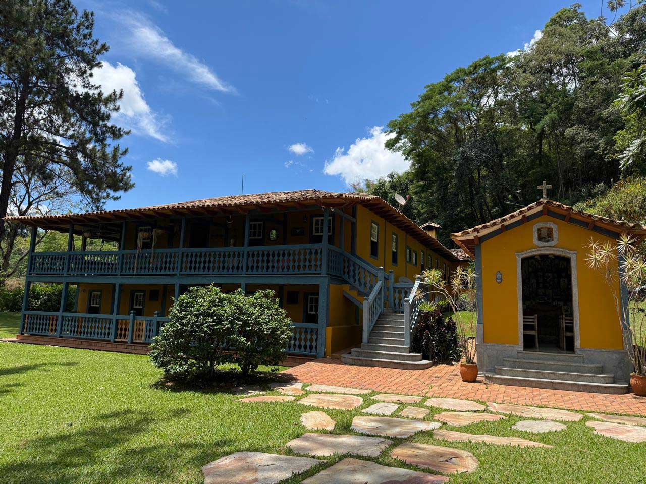 Turismo de natureza na Fazenda Hiáia, com vista da propriedade e área verde