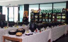 Buffet da Feijoada do Maranhão com panelas e acompanhamentos dispostos sobre mesas