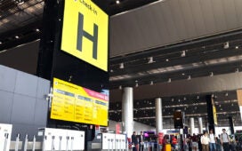 Área de check-in do GRU Airport com passageiros no terminal