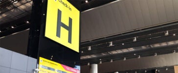 Área de check-in do GRU Airport com passageiros no terminal