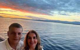 Cruzeiro transatlântico: casal em área interna iluminada de um navio