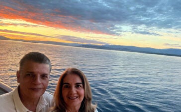 Cruzeiro transatlântico: casal em área interna iluminada de um navio