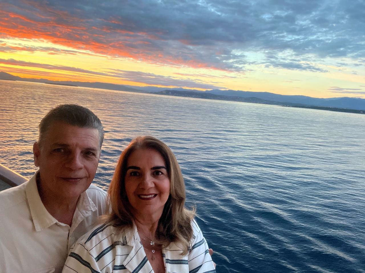 Cruzeiro transatlântico: casal em área interna iluminada de um navio