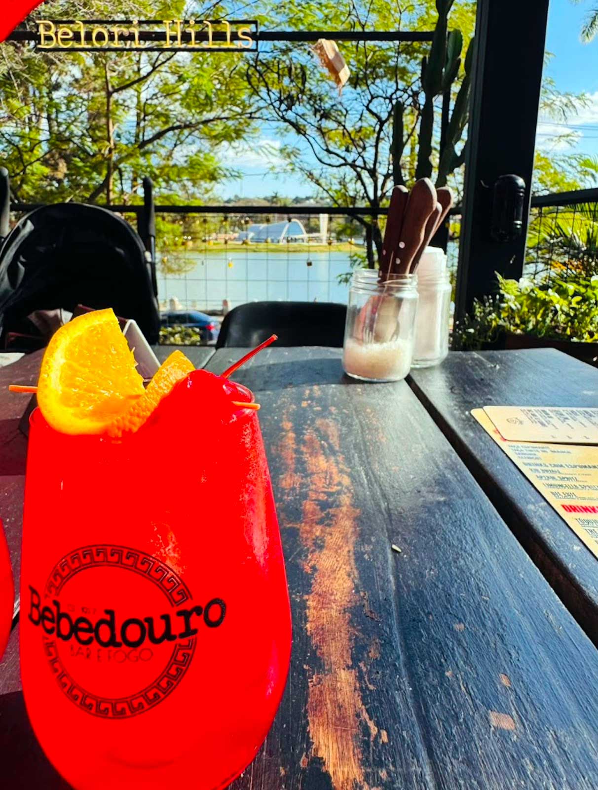 Drink servido no Bebedouro Bar e Fogo na Pampulha