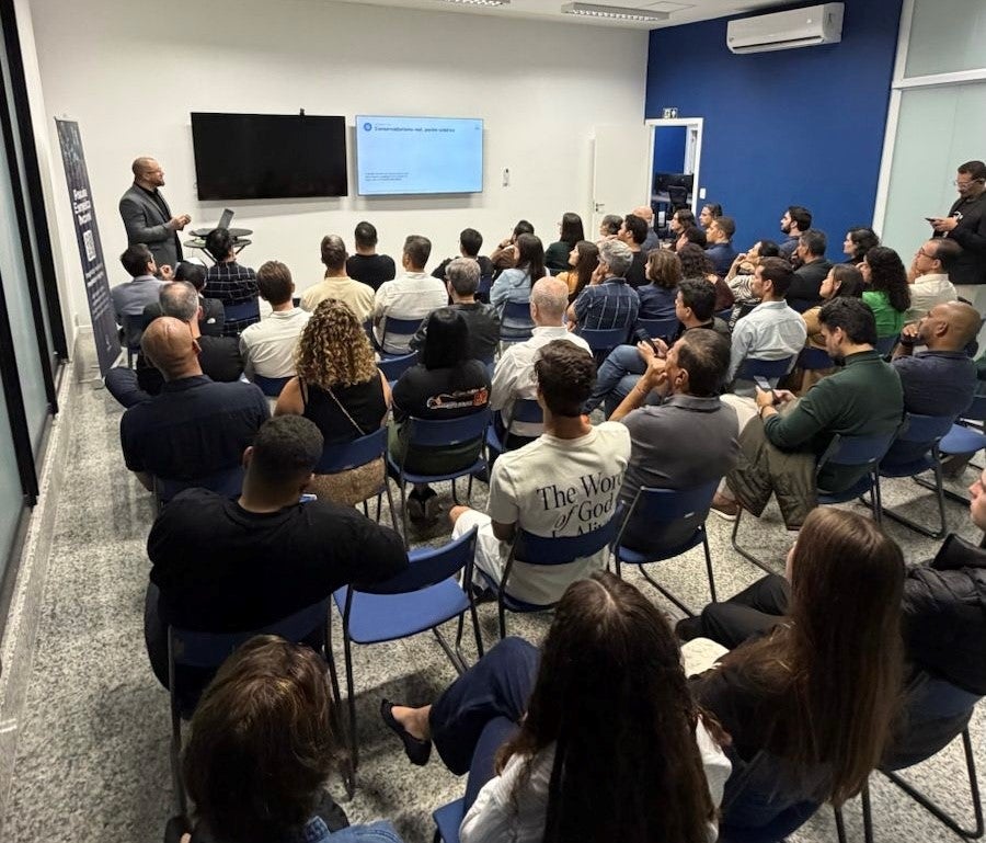 Público acompanha apresentação da Pesquisa Evangélica Nacional 2026 em uma sala