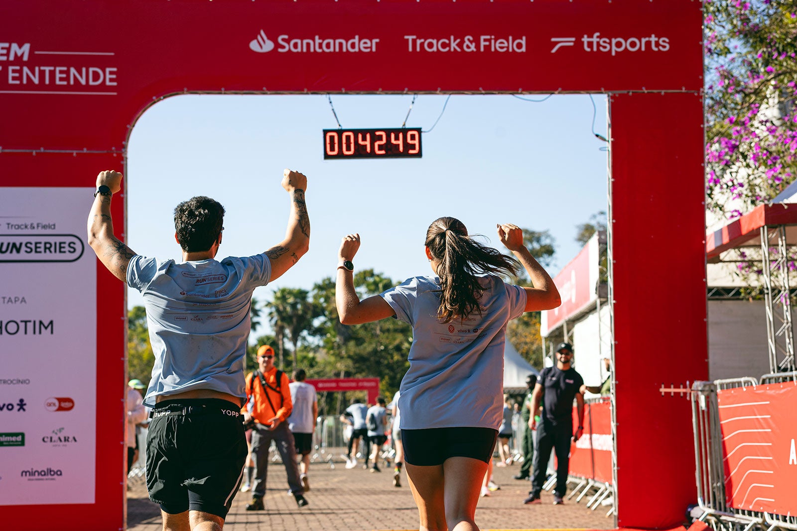 Corredores participam de prova do Santander Track&Field Run Series