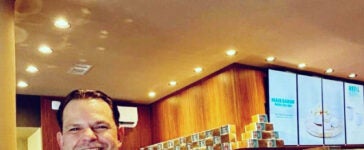 Leo Perez no Starbucks Savassi em meio à chegada de novos empreendimentos na Savassi