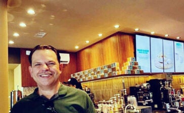 Leo Perez no Starbucks Savassi em meio à chegada de novos empreendimentos na Savassi