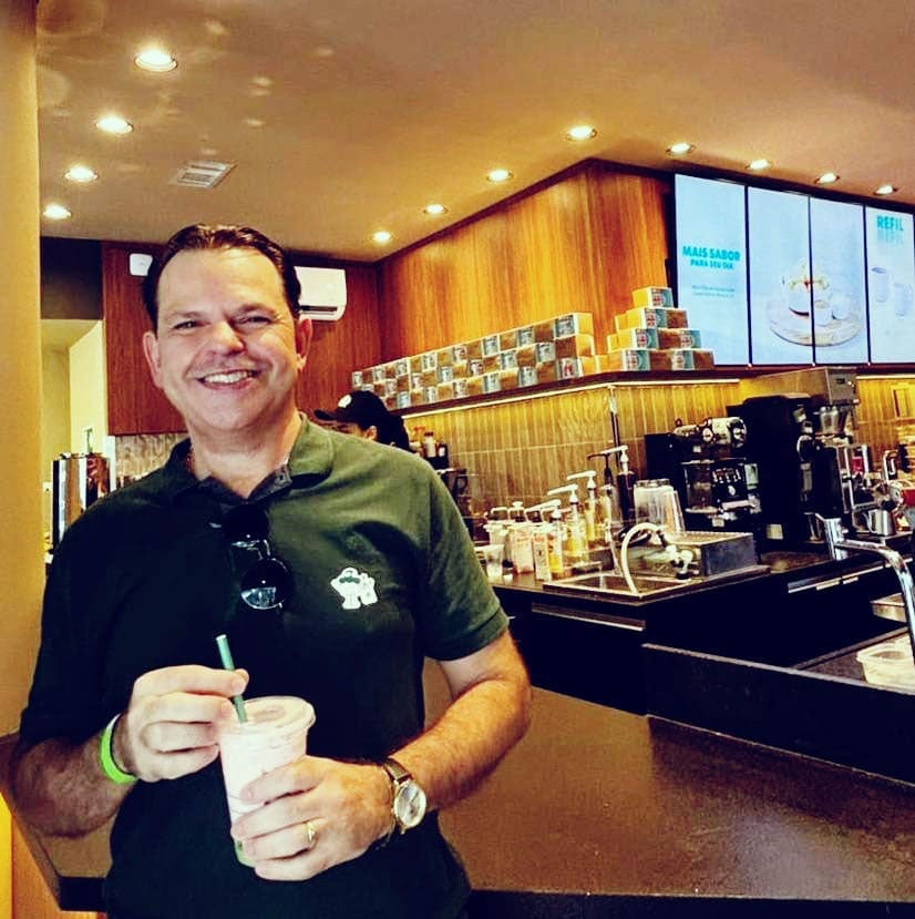 Leo Perez no Starbucks Savassi em meio à chegada de novos empreendimentos na Savassi
