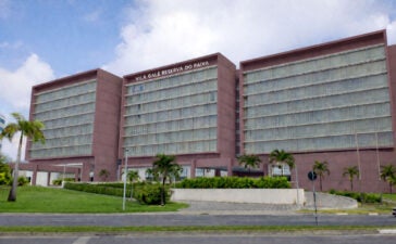 Fachada do Vila Galé Reserva do Paiva com palmeiras à frente