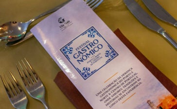 Menu do Festival Gastronômico no Vila Galé Salvador sobre mesa posta