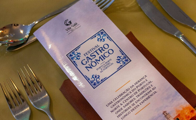 Menu do Festival Gastronômico no Vila Galé Salvador sobre mesa posta