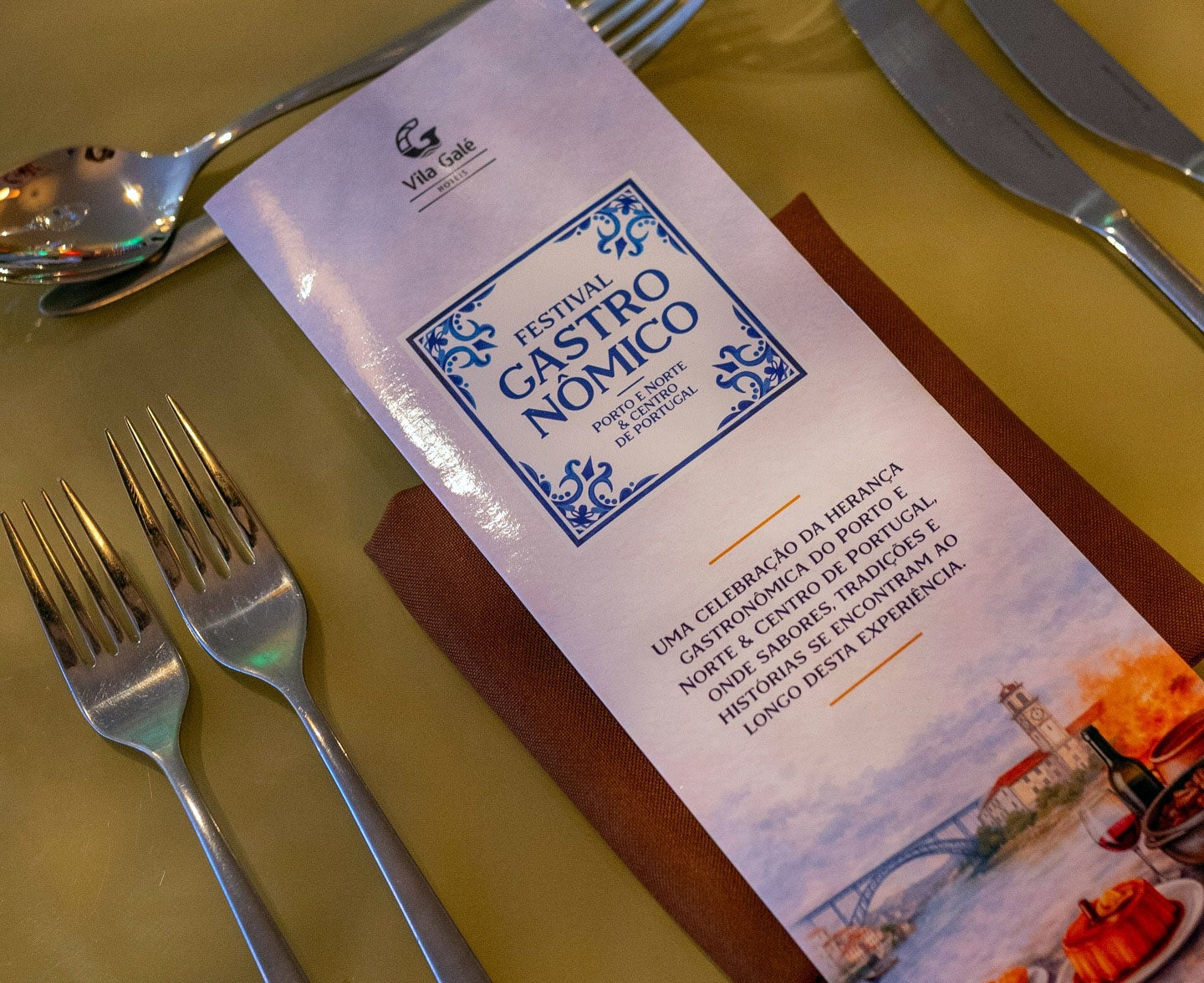 Menu do Festival Gastronômico no Vila Galé Salvador sobre mesa posta