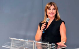 Mestre de cerimônias Cássia Farah segurando um microfone