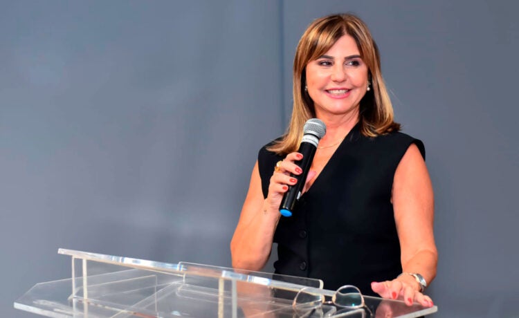 Mestre de cerimônias Cássia Farah segurando um microfone